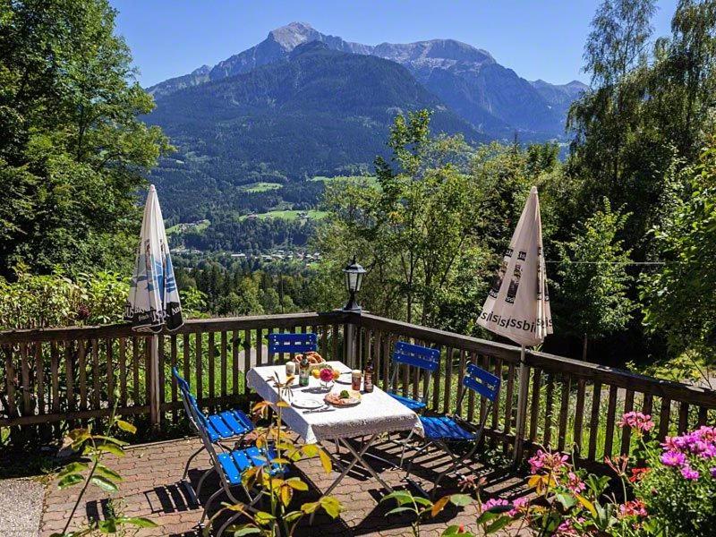 Sonnige Terrasse mit Blick auf den Untersberg